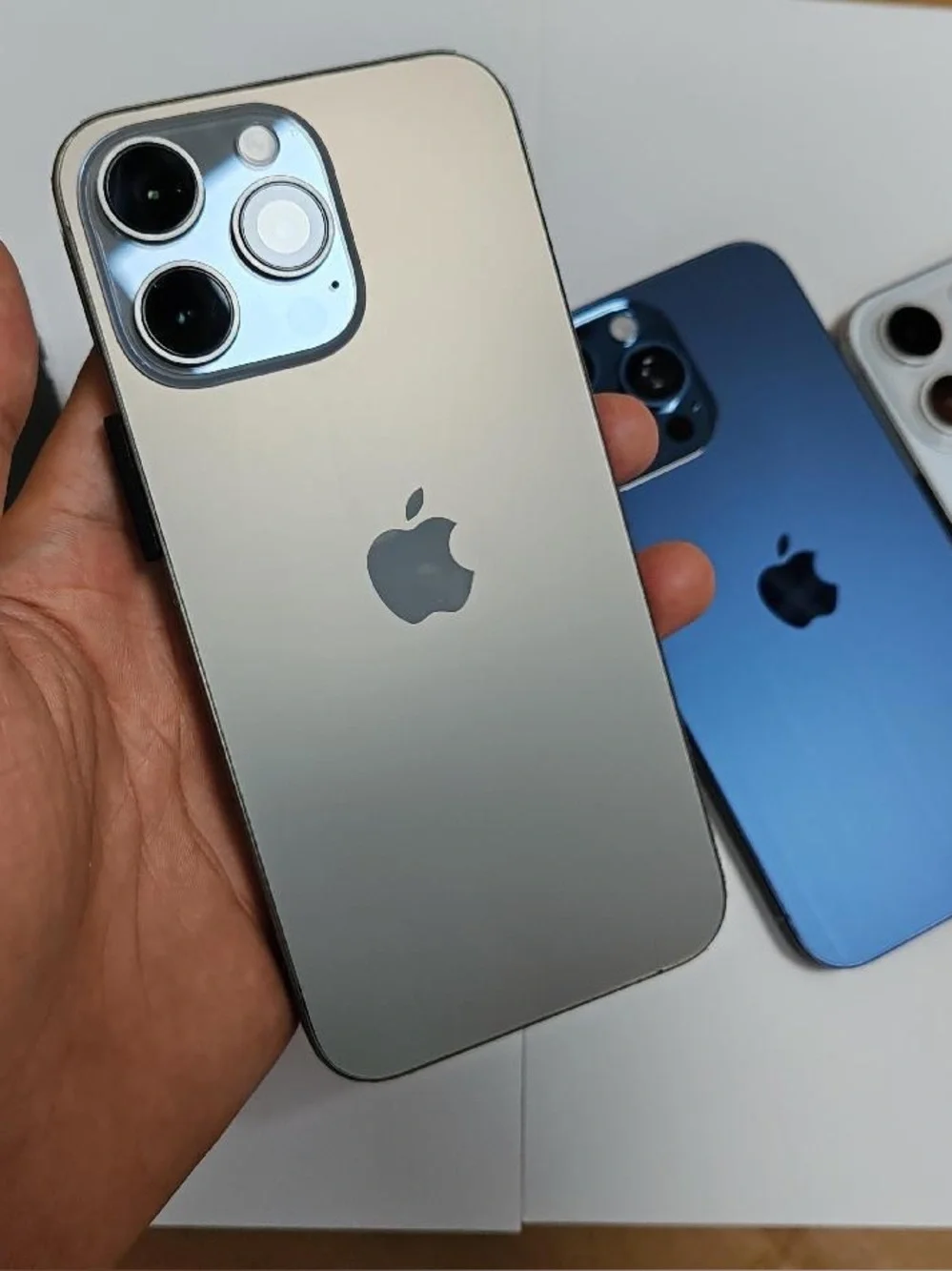 Apple iPhone (All Colors) with Red-Blue Display and White USB-C Cable